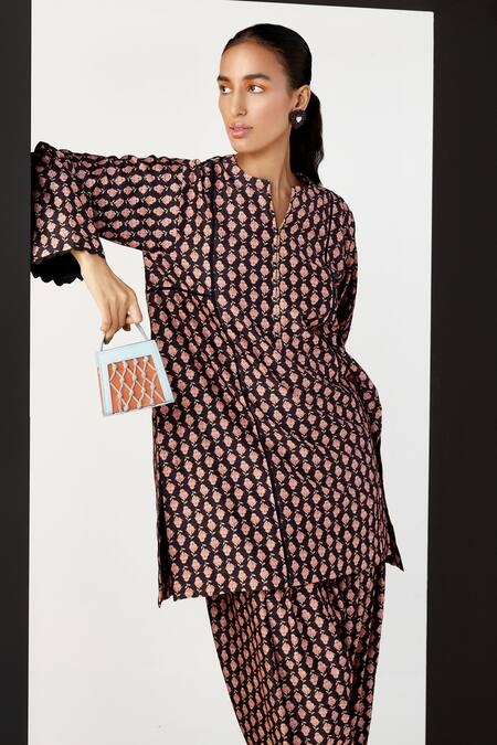 Ridhi Mehra_Black Chanderi Print Dahlia Notched V Forsythia Kurta With Salwar  _Online_at_Aza_Fashions