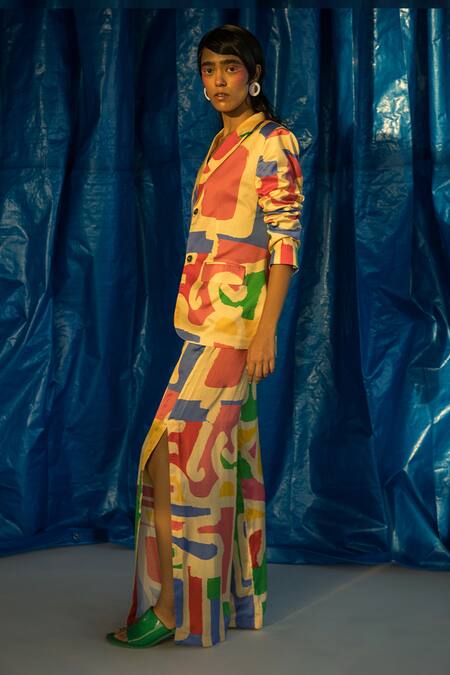 Shop Doh Tak Keh Beige Satin Lipi Abstract Print Blazer at Aza Fashions Shop_Doh Tak Keh_Beige Satin Lipi Abstract Print Blazer_at_Aza_Fashions