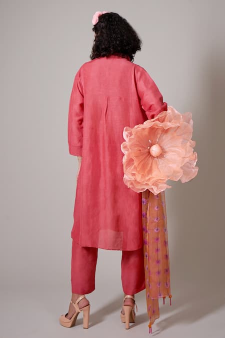 Shop Priti Prashant Coral Linen, Silk Organza Tassels Collared Hasu Kurta Set With Printed Stole at Aza Fashions Shop_Priti Prashant_Coral Linen, Silk Organza Tassels Collared Hasu Kurta Set With Printed Stole _at_Aza_Fashions