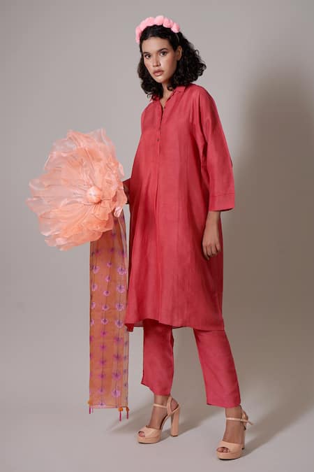 Priti Prashant Coral Linen, Silk Organza Tassels Collared Hasu Kurta Set With Printed Stole Online at Aza Fashions Priti Prashant_Coral Linen, Silk Organza Tassels Collared Hasu Kurta Set With Printed Stole _Online_at_Aza_Fashions