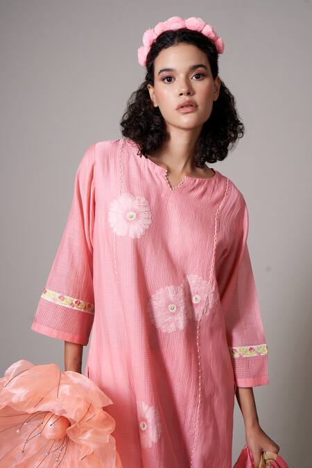 Buy Priti Prashant Peach Cotton, Silk Embroidery Split V-neck Sagiso Applique Floral Kurta Set Online at Aza Fashions Buy_Priti Prashant_Peach Cotton, Silk Embroidery Split V-neck Sagiso Applique Floral Kurta Set _Online_at_Aza_Fashions