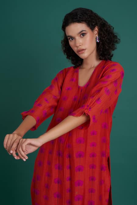 Priti Prashant Red Cotton, Silk Embroidery V-neck Juana Floral Print Kurta And Pant Set at Aza Fashions Priti Prashant_Red Cotton, Silk Embroidery V-neck Juana Floral Print Kurta And Pant Set _at_Aza_Fashions