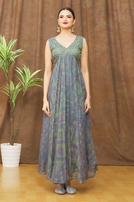 Naintara Bajaj_Grey Kota Doria, Chiffon Tassels V-neck Bandhani Pattern Anarkali With Dupatta _Online_at_Aza_Fashions