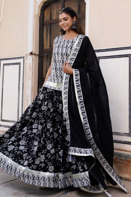 Geroo Jaipur_Black Cotton Gota Patti Round Neck Geometric Hand Block Print Kurta Set _Online_at_Aza_Fashions