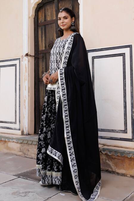 Buy_Geroo Jaipur_Black Cotton Gota Patti Round Neck Geometric Hand Block Print Kurta Set _Online_at_Aza_Fashions