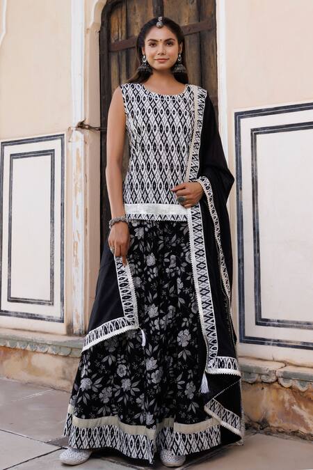 Shop_Geroo Jaipur_Black Cotton Gota Patti Round Neck Geometric Hand Block Print Kurta Set _Online_at_Aza_Fashions