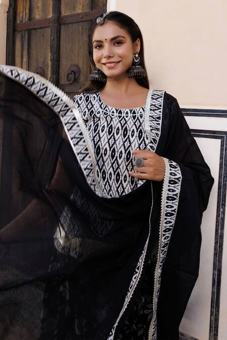 Buy_Geroo Jaipur_Black Cotton Gota Patti Round Neck Geometric Hand Block Print Kurta Set 