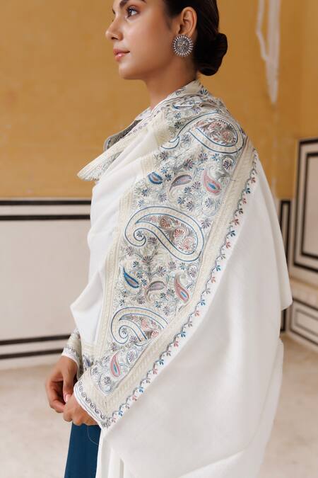 Geroo Jaipur_White Kashmiri Floral Embroidered Shawl_at_Aza_Fashions