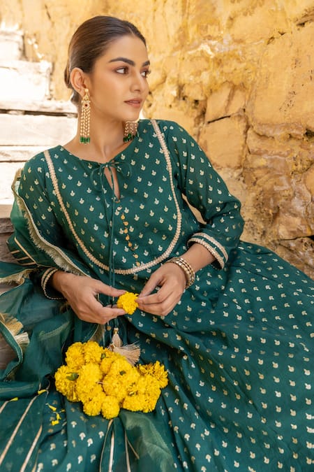 Buy_Myaara_Green Chanderi, Cotton, Organza Sequins, Zari, Floral Butti Anarkali Pant Set 