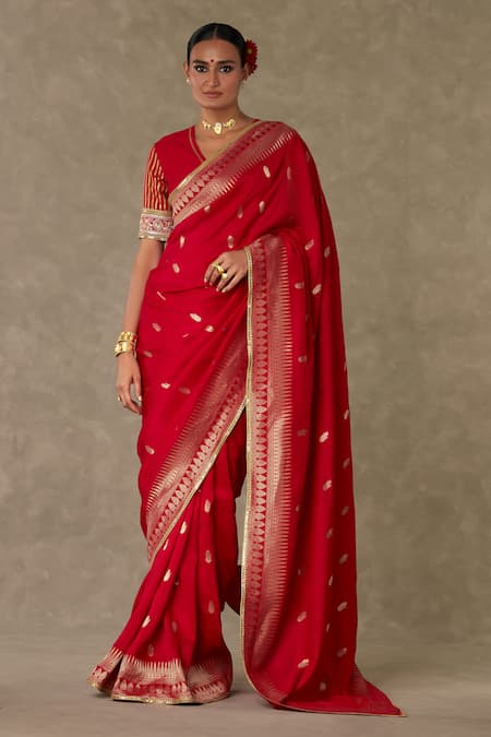 Shop_Masaba_Red Jacquard, Silk Haath Phool Pattern Saree With Unstitched Blouse Fabric 