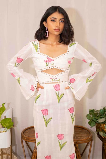 Buy_Kalakaari By Sagarika_White Cotton Sweetheart Neck Tulip Bloom Print Cut Out Top With Pencil Skirt 