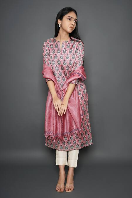Kameez_Pink Tussar Embroidery Split V-neck Flower Butti Print Kurta With Dupatta _Online_at_Aza_Fashions