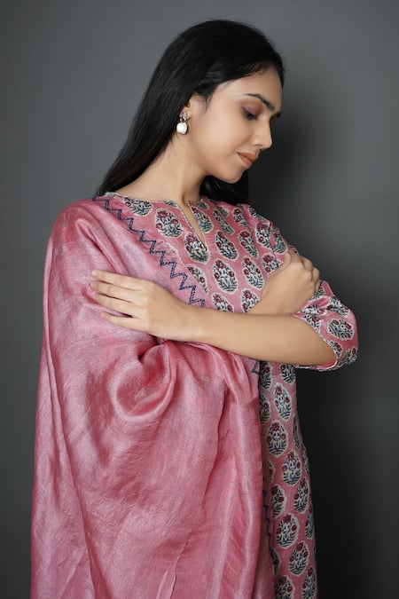 Buy_Kameez_Pink Tussar Embroidery Split V-neck Flower Butti Print Kurta With Dupatta _Online_at_Aza_Fashions