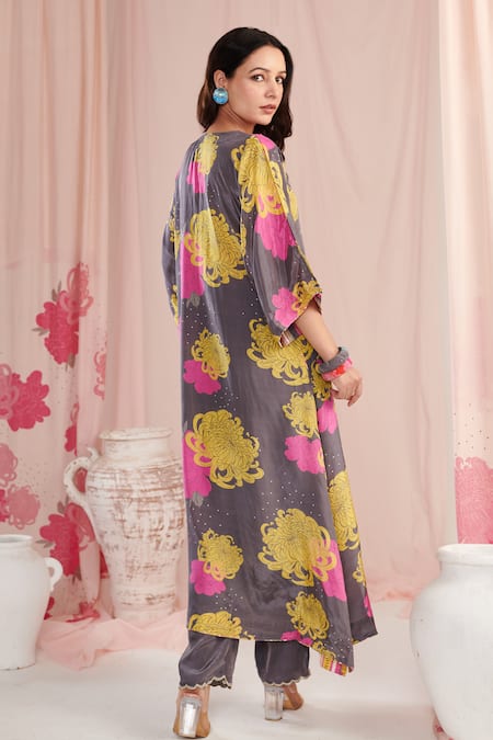 Shop Negra Elegante Grey Crepe Pearls V-neck Botanic Print Kaftan With Pant at Aza Fashions Shop_Negra Elegante_Grey Crepe Pearls V-neck Botanic Print Kaftan With Pant _at_Aza_Fashions