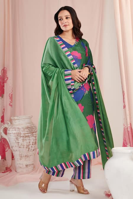 Negra Elegante_Green Cotton, Silk Embroidery V-neck Floral Print Kurta Pant Set _Online_at_Aza_Fashions