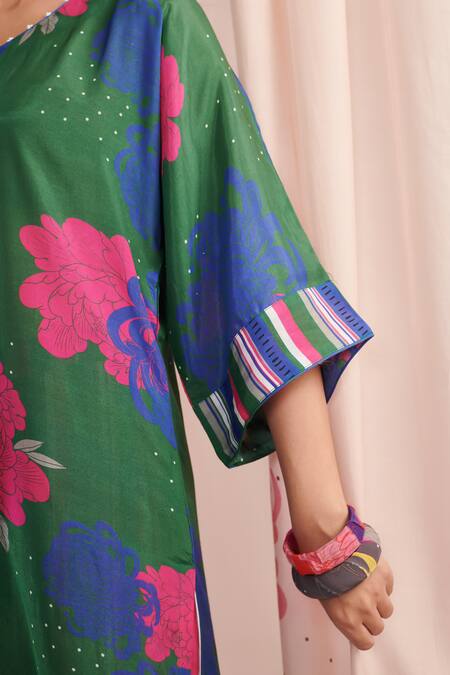 Buy_Negra Elegante_Green Cotton, Silk Embroidery V-neck Floral Print Kurta Pant Set 