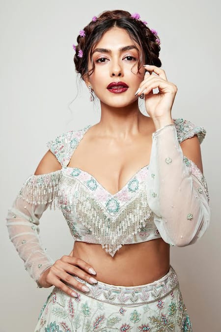 Jigar & Nikita_Ivory Net Floral Sweetheart Neck Embroidered Blouse And Bridal Lehenga Set _Online_at_Aza_Fashions