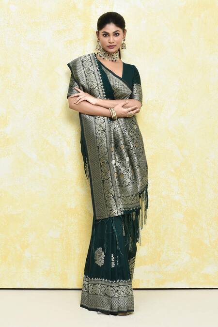 Samyukta Singhania_Green Georgette Embroidery V-neck Floral Butti Pattern Saree With Blouse_Online_at_Aza_Fashions