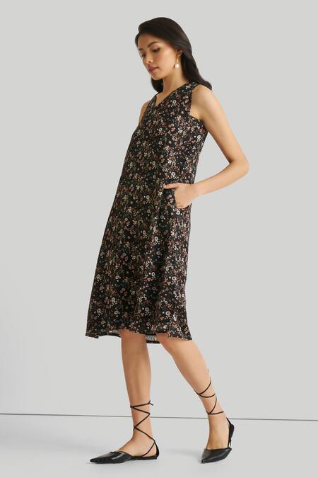 Buy Reistor Black Hemp, Tencel V-neck Reading Tea Leaves Printed Dress Online at Aza Fashions Buy_Reistor_Black Hemp, Tencel V-neck Reading Tea Leaves Printed Dress _Online_at_Aza_Fashions