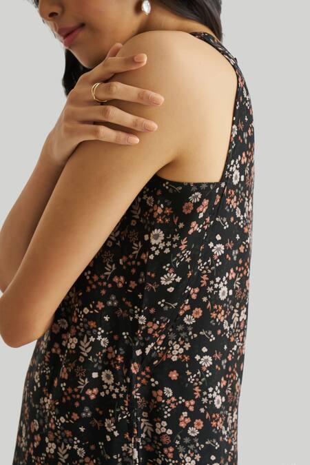 Shop Reistor Black Hemp, Tencel V-neck Reading Tea Leaves Printed Dress Online at Aza Fashions Shop_Reistor_Black Hemp, Tencel V-neck Reading Tea Leaves Printed Dress _Online_at_Aza_Fashions