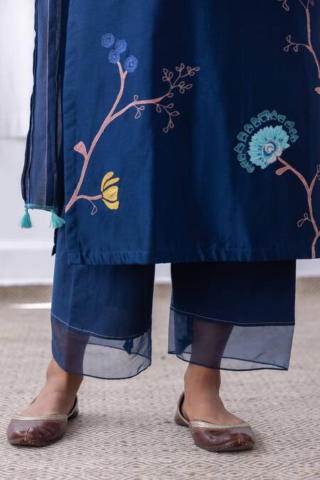 Buy_Vaayu_Blue Muslin Embroidery Round Neck Bloom Applique Kurta Pant Set_Online_at_Aza_Fashions