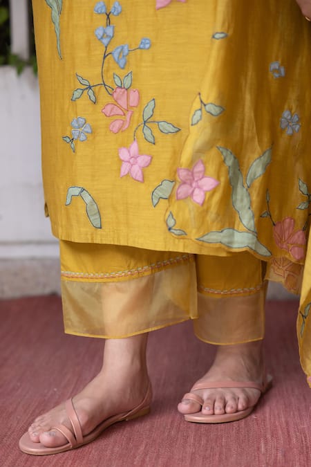 Buy Vaayu Yellow Muslin, Cotton Embroidery, Applique Round Gardenia Bloom Kurta Pant Set Online at Aza Fashions Buy_Vaayu_Yellow Muslin, Cotton Embroidery, Applique Round Gardenia Bloom Kurta Pant Set _Online_at_Aza_Fashions