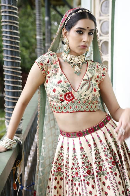 Buy Red embroidered lehenga set by Vikram Phadnis at Aashni and Co