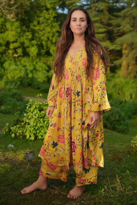 Buy_RAAS LIFE_Yellow Velvet Embroidery V-neck Devi Kyaari Print Tunic _Online_at_Aza_Fashions