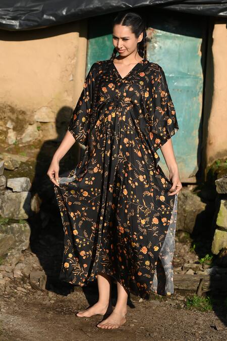 Buy_RAAS LIFE_Black Velvet V-neck Lata Printed Kaftan _Online_at_Aza_Fashions