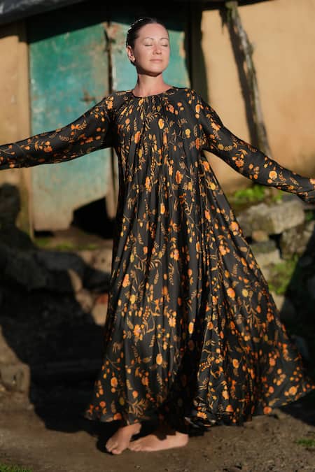 Buy_RAAS LIFE_Black Velvet Embroidery Round Neck Laxmi Kyaari Print Maxi Dress 