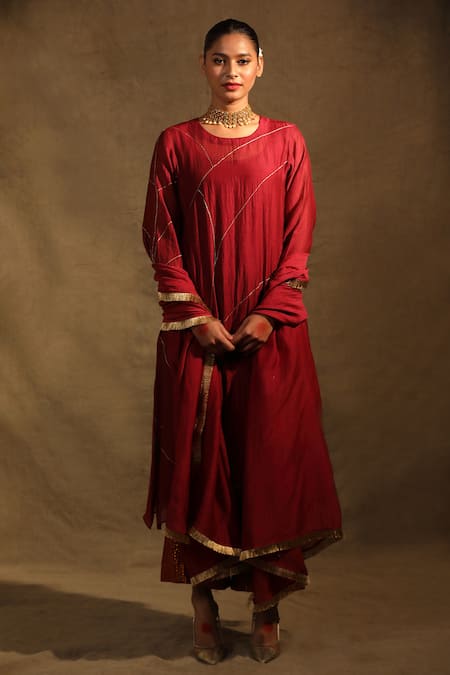 Trendy Tokari_Red Silk, Chanderi Metallic Thread, Embroidery Round Neck Kurta Pant Set _Online_at_Aza_Fashions