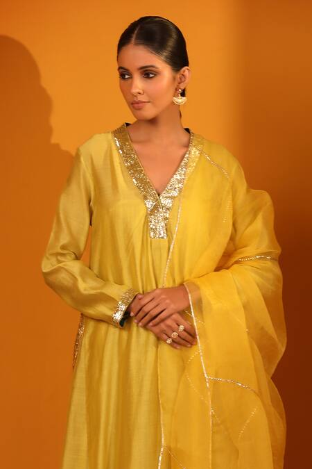 Sitaraa_Green Chanderi, Silk Organza Sequins V-neck Parv Border A-line Kurta Set _Online_at_Aza_Fashions