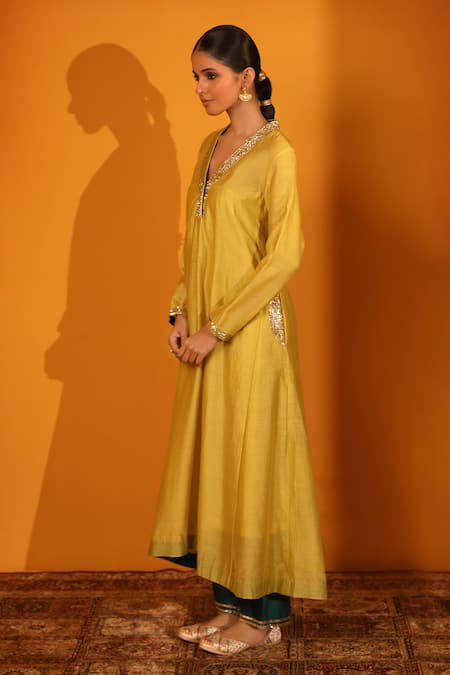 Buy_Sitaraa_Green Chanderi, Silk Organza Sequins V-neck Parv Border A-line Kurta Set _Online_at_Aza_Fashions