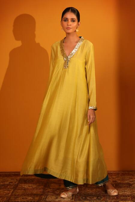 Sitaraa_Green Chanderi, Silk Organza Sequins V-neck Parv Border A-line Kurta Set _at_Aza_Fashions