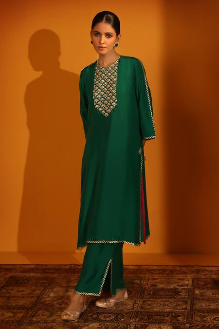 Buy_Sitaraa_Emerald Green Organza, Silk Embroidery Round Neck Kriti Kurta Pant Set _Online_at_Aza_Fashions
