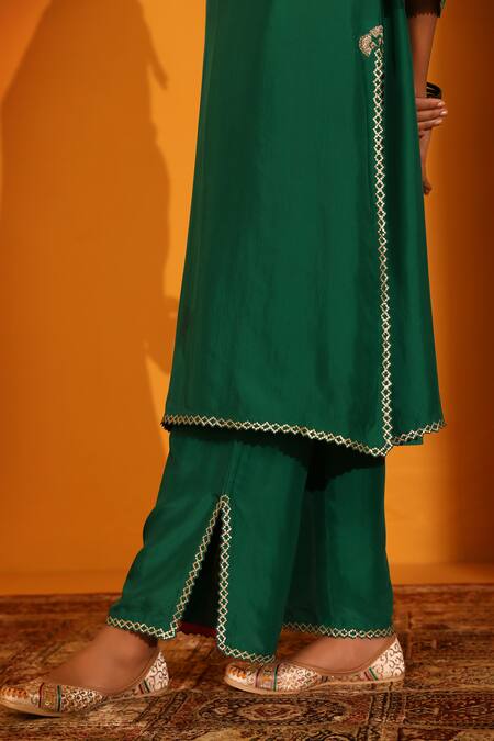 Shop_Sitaraa_Emerald Green Organza, Silk Embroidery Round Neck Kriti Kurta Pant Set _Online_at_Aza_Fashions