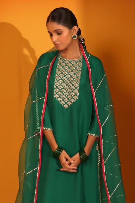 Sitaraa Emerald Green Organza, Silk Embroidery Round Neck Kriti Kurta Pant Set at Aza Fashions Sitaraa_Emerald Green Organza, Silk Embroidery Round Neck Kriti Kurta Pant Set _at_Aza_Fashions