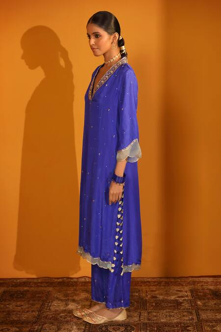 Buy_Sitaraa_Blue Organza, Silk Embroidery V-neck Saaj Kurta Pant Set _Online_at_Aza_Fashions