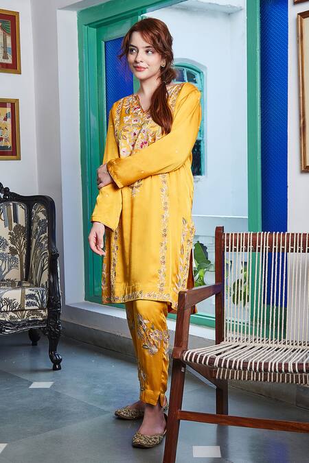 Buy_BO Tree_Yellow Modal Satin Silk Embroidered Floral Notched Sona Kurta Pant Set_Online_at_Aza_Fashions