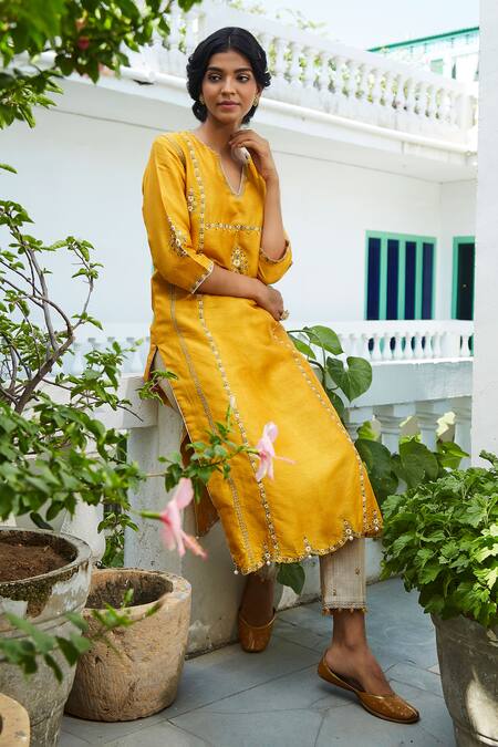 Buy_BO Tree_Yellow Thin Raw Silk Embroidered Floral Notched Sunny Kurta Pant Set_Online_at_Aza_Fashions