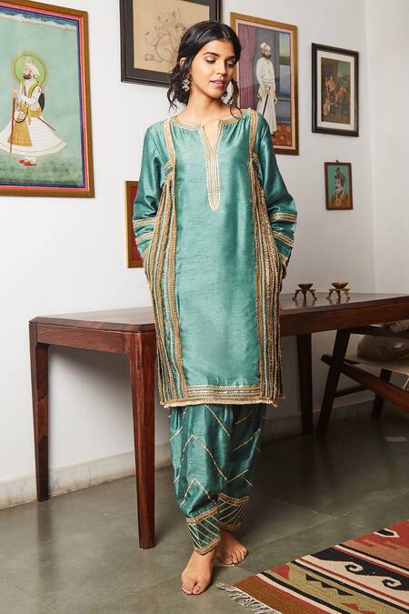 Buy_BO Tree_Green Thin Raw Silk Embellished Lace Notched Banni Kurta Set_Online_at_Aza_Fashions