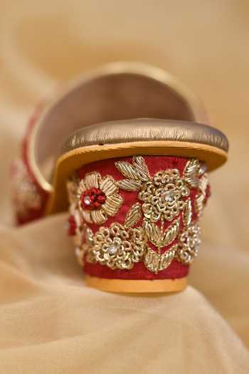 Around Always Red Embroidery, Zari Jashn Floral Kolhapuri Sandals Online at Aza Fashions Around Always_Red Embroidery, Zari Jashn Floral Kolhapuri Sandals _Online_at_Aza_Fashions