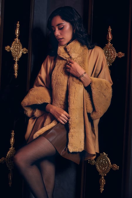Buy_Rhe-Ana_Beige 100% Wool High Neck Collar Logan Cape  