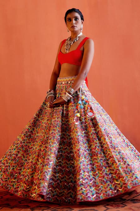 Sabyasachi lehanga worn by Karishma in sonam Kapoor wedding | Bollywood  fashion, Indian designer wear, Indian outfits