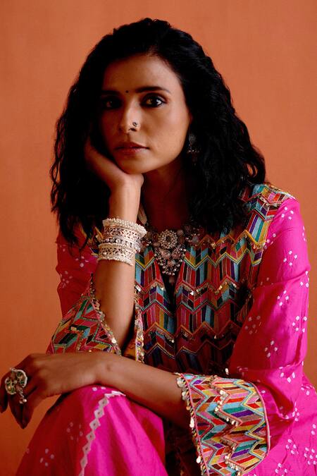 Karishma Khanduja Bareilly Magenta Silk Embroidery V-neck Bandhani Pattern Kurta And Pant Set at Aza Fashions Karishma Khanduja Bareilly_Magenta Silk Embroidery V-neck Bandhani Pattern Kurta And Pant Set _at_Aza_Fashions