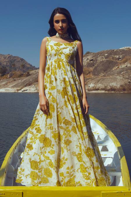 Paulmi And Harsh White Anarkali Organza Dupatta Net U Neck Floral Print Pleated With