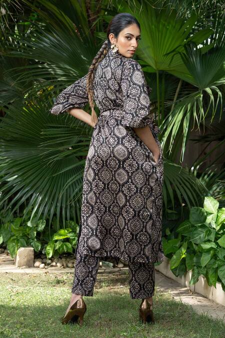 Buy Ekavira Black Maheshwari Embroidery Collared Surmayi Ajrakh Print Trench Coat Online at Aza Fashions Buy_Ekavira_Black Maheshwari Embroidery Collared Surmayi Ajrakh Print Trench Coat _Online_at_Aza_Fashions