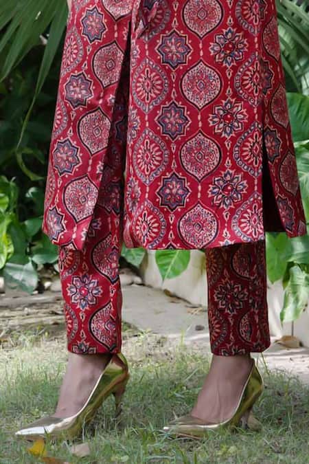 Buy Ekavira Maroon Maheshwari, Silk Embroidery Surkh Ajrakh Print Trench Coat And Pant Set Online at Aza Fashions Buy_Ekavira_Maroon Maheshwari, Silk Embroidery Surkh Ajrakh Print Trench Coat And Pant Set _Online_at_Aza_Fashions