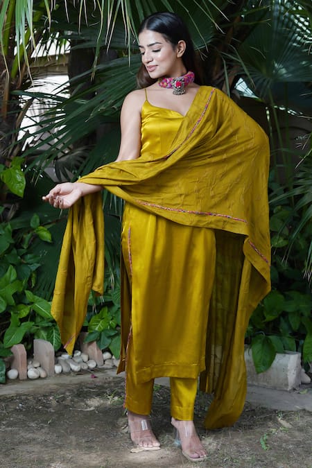 Ekavira Sunheri Kurta Set With Thread Embroidered Dupatta 