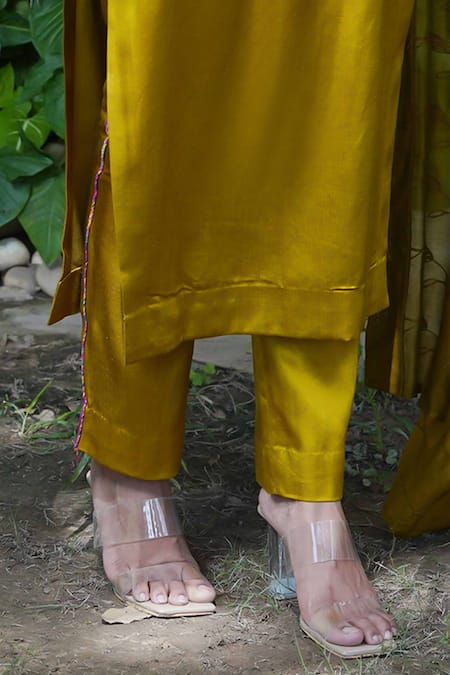 Ekavira Yellow Maheshwari, Silk Embroidery, Lace Sunheri Kurta Set With Thread Dupatta Online at Aza Fashions Ekavira_Yellow Maheshwari, Silk Embroidery, Lace Sunheri Kurta Set With Thread Dupatta _Online_at_Aza_Fashions